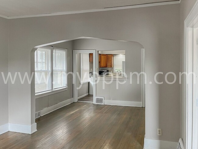 Building Photo - 2 Bedroom / 1 Bath Home Near Fontenelle Park!