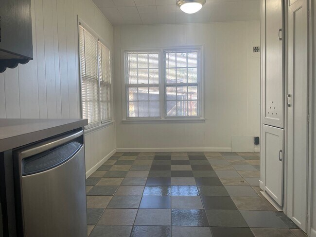 Building Photo - Charming 2 Bedroom, 1 Bath Home
