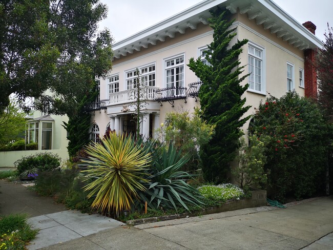 West Portal furnished studio - 1550 Portola Dr
