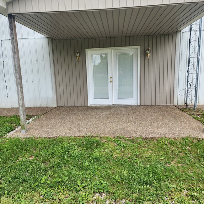 Large Private Patio - 878 N Base Rd