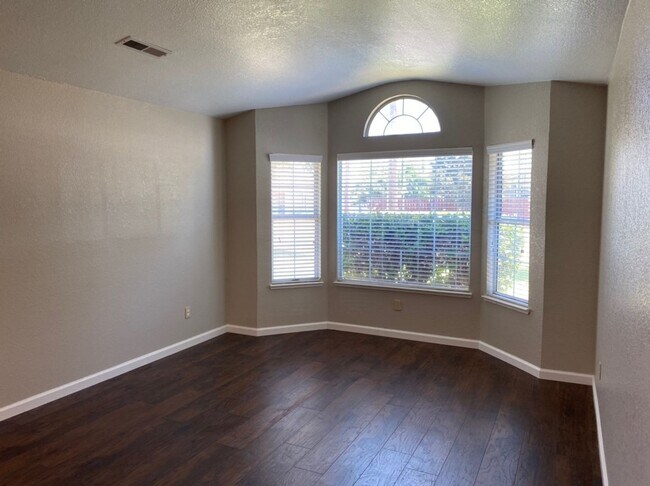 Building Photo - 4 bedroom single story in Turlock!
