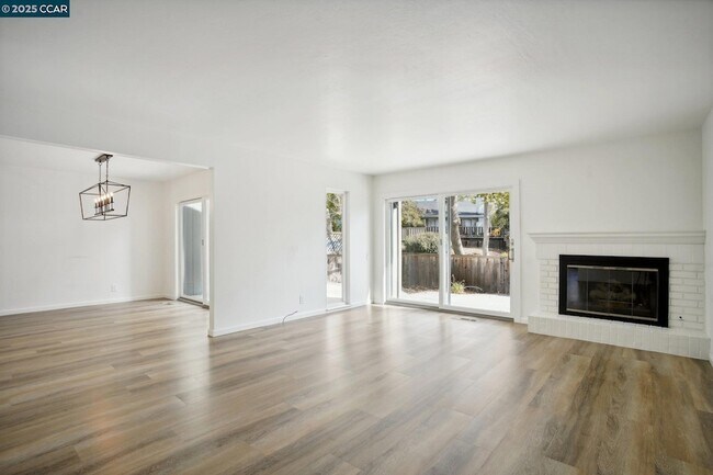 Foto del edificio - 119 Cypress Point Way