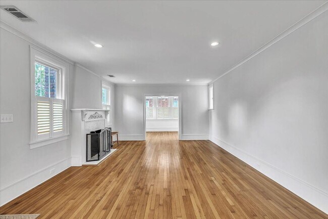 Foto del edificio - 331 E 54th St