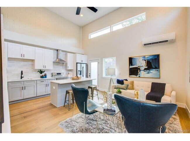 Foto del edificio - Unbelievable 2 Bed + Den Townhome - The Ul...