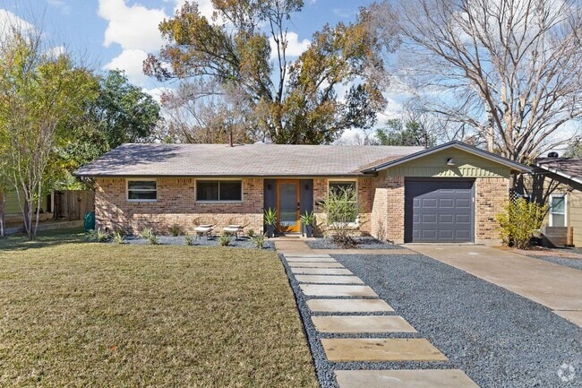 Building Photo - 2704 Nottingham Ln