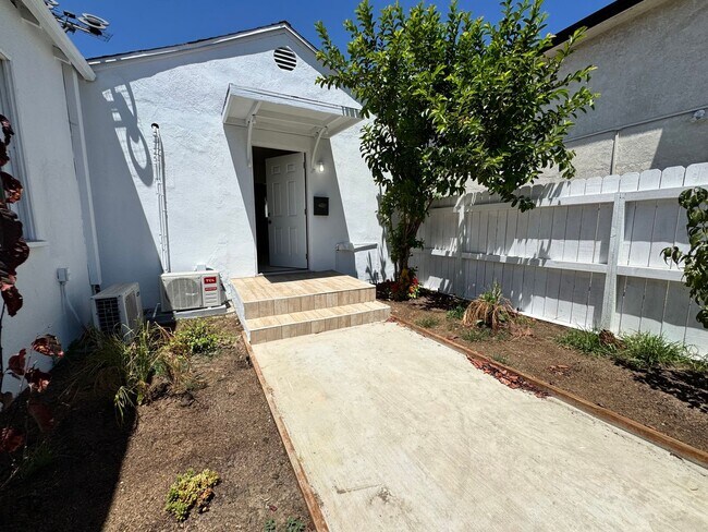 Foto del edificio - Nicely Updated Home with Enclosed Front Yard