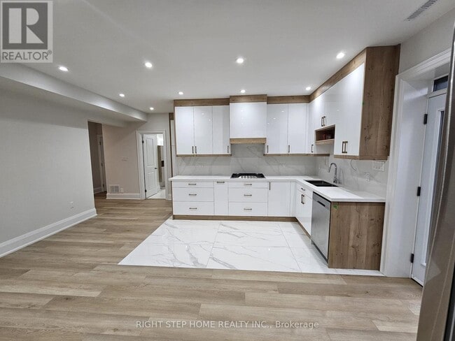 Building Photo - 41 Sugarbush Square