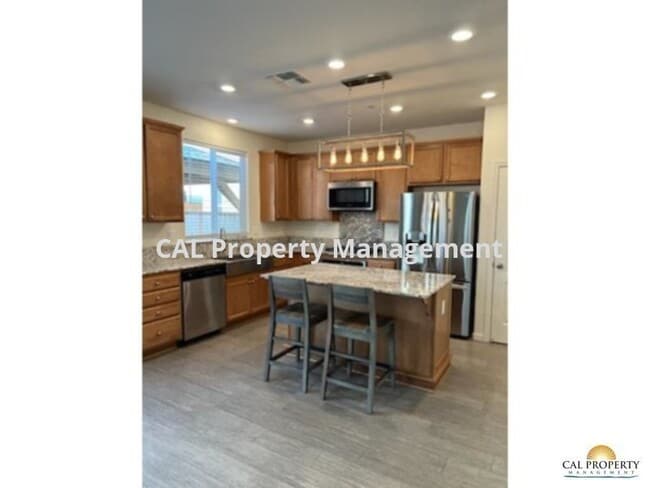 Building Photo - 4 Bedroom and 3 Bathroom house east of Sal...