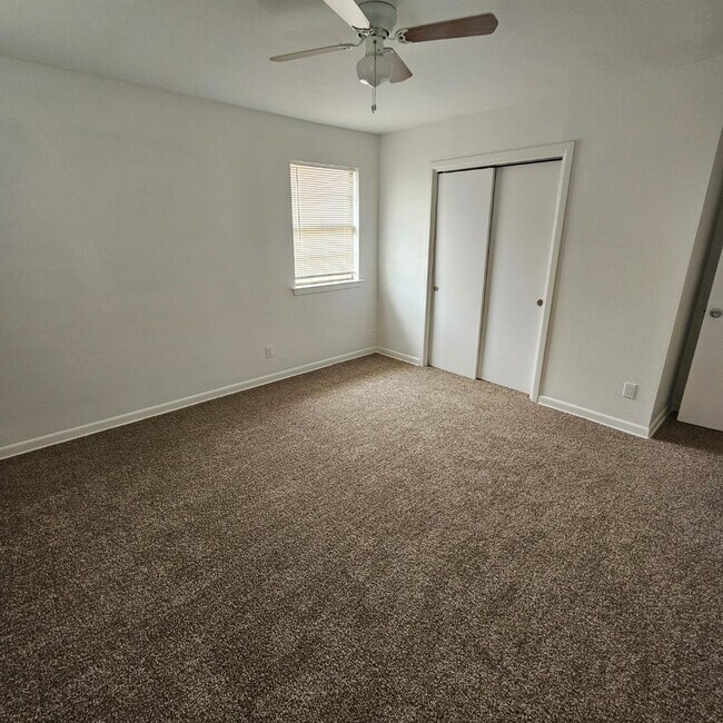 Foto del edificio - 4006 Hooper Dr