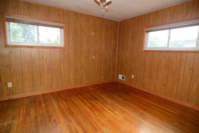 Building Photo - 10647 Maple St