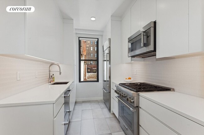 Building Photo - 24 W 69th St