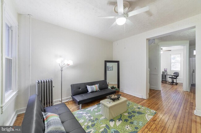 Building Photo - 832 W 37th St