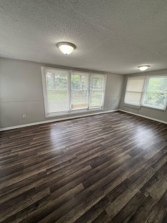 Building Photo - 5 Bedroom