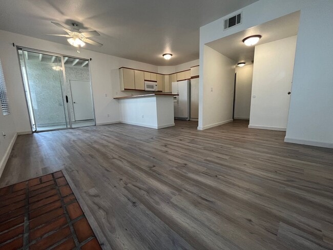 Building Photo - Camelot Community Downstairs 2 Bedroom Con...