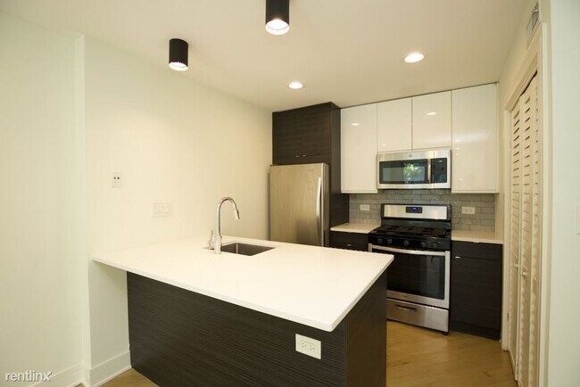Building Photo - 1 br, 1 bath Condo - City Flats Chicago Fa...