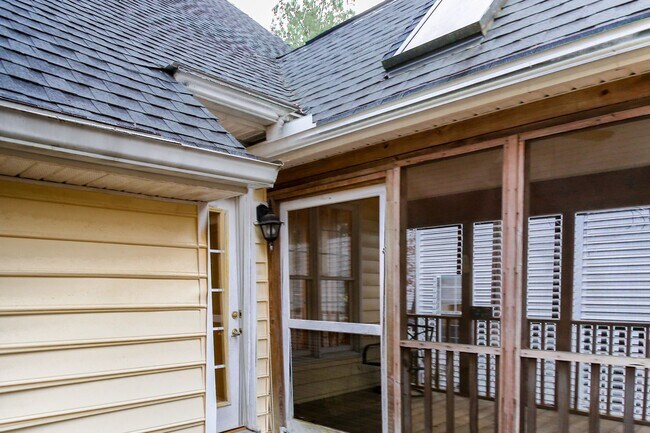 Building Photo - AVAILABLE NOW! $500 rent credit for April!...