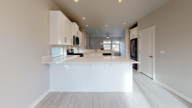 Foto del edificio - Sonny Estates: Stylish Floor-Plan, Easy Commute To Nike & Intel, Central Air, Small Dog w/ Pet Re...