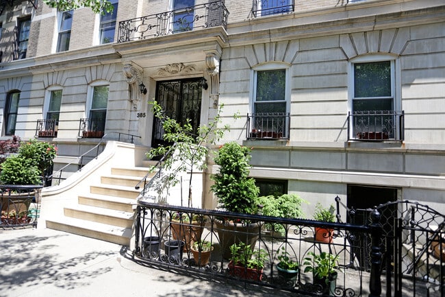 Foto del edificio - 385 Clinton St