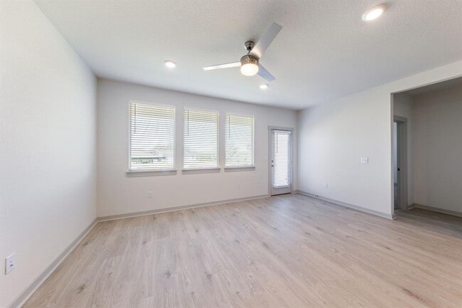 Foto del edificio - 2416 Tucker Ln