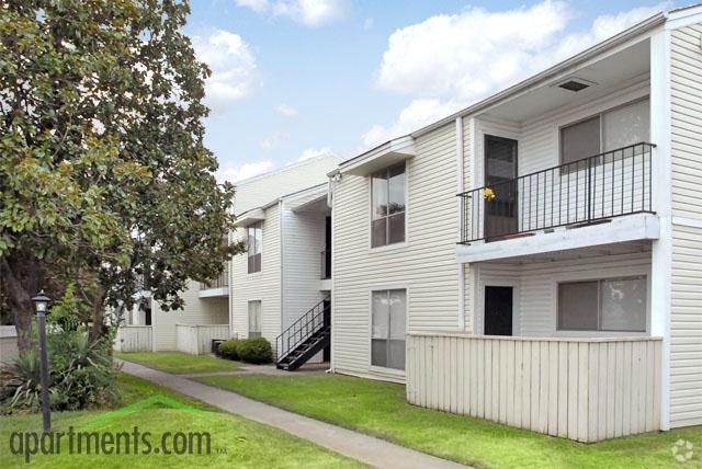 Building Photo - Towne Oaks Apartments