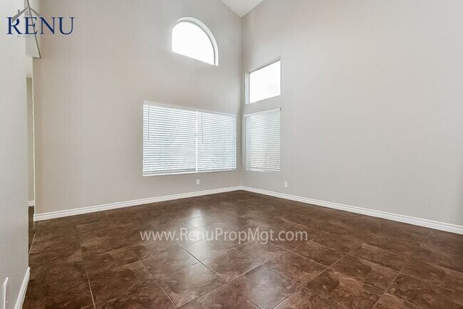 Foto del edificio - Now Available!
