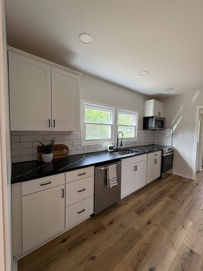 Building Photo - Stand alone home in Madison Heights close to everything.