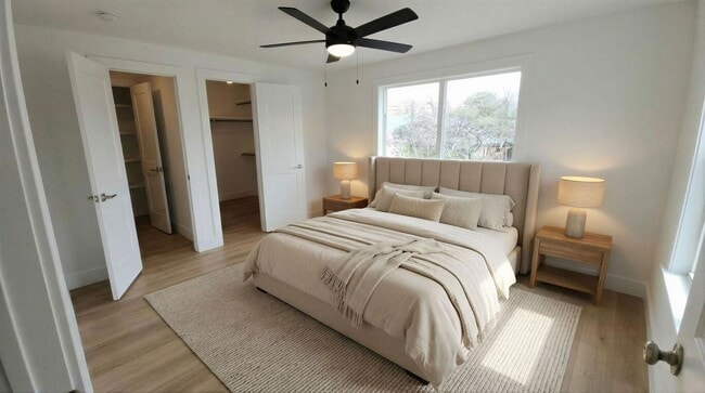 Foto del edificio - Spacious House across the street from UT - large deck and balcony with great views.