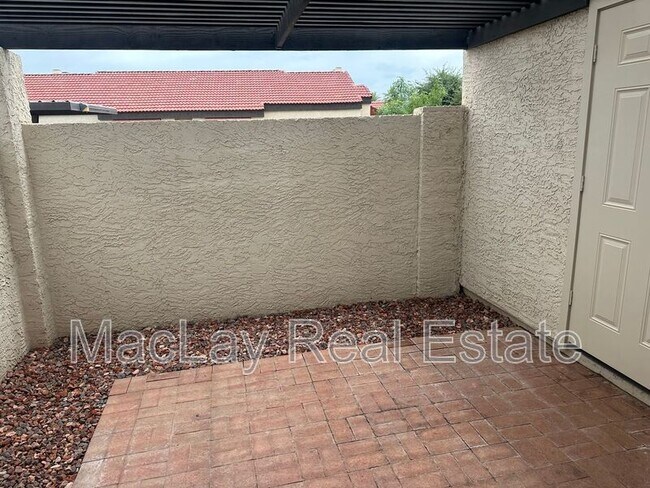 Foto del edificio - 2118 E Center Ln