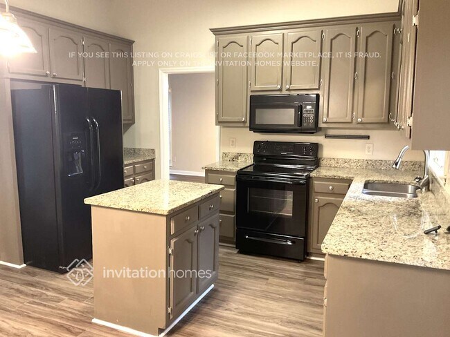 Foto del edificio - 211 Whisperwood Ln
