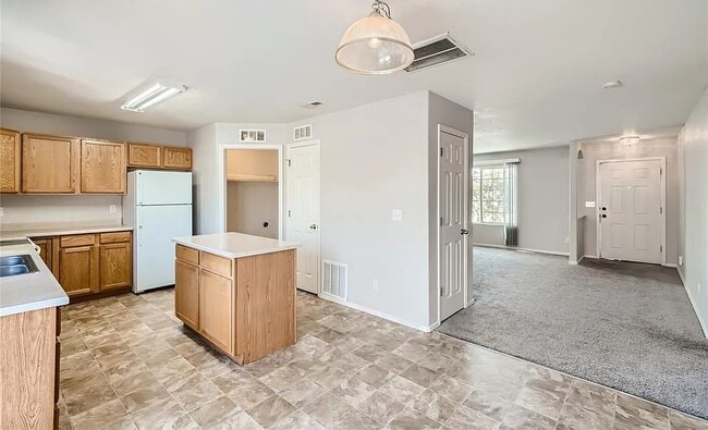 Building Photo - Townhouse Eller Grove