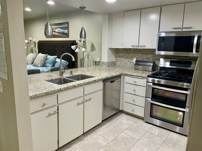 Building Photo - 453 E Via Escuela