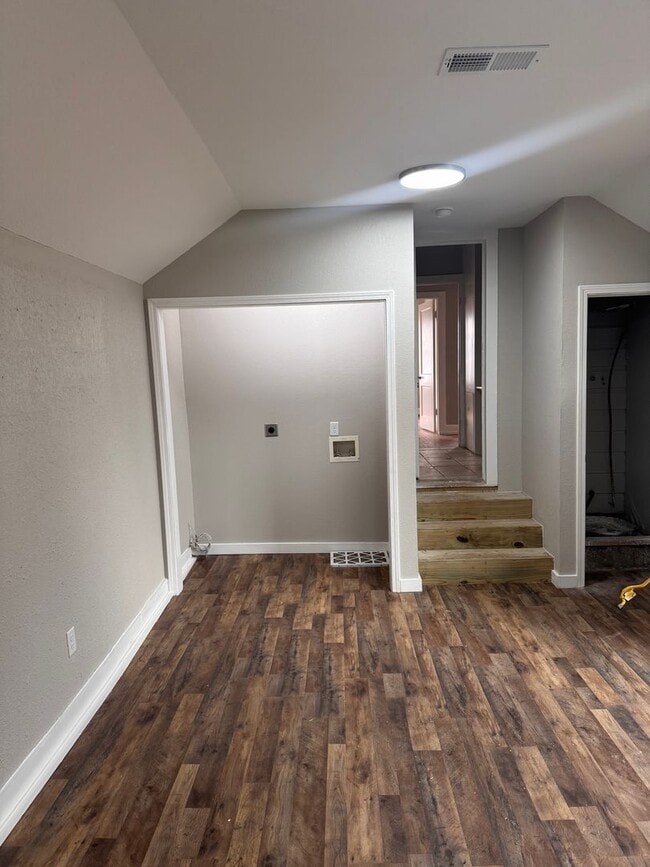 Foto del edificio - Call Heather about the move in special on this 2 bedroom house.