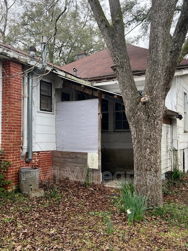 Building Photo - 632 E College St
