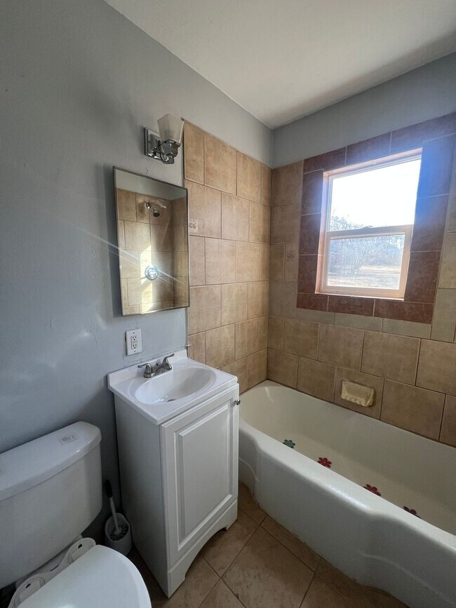 Foto del edificio - Downtown Living with a Massive Yard