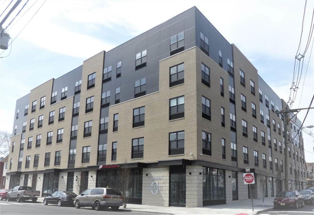 Primary Photo - 429 Bergen Ave