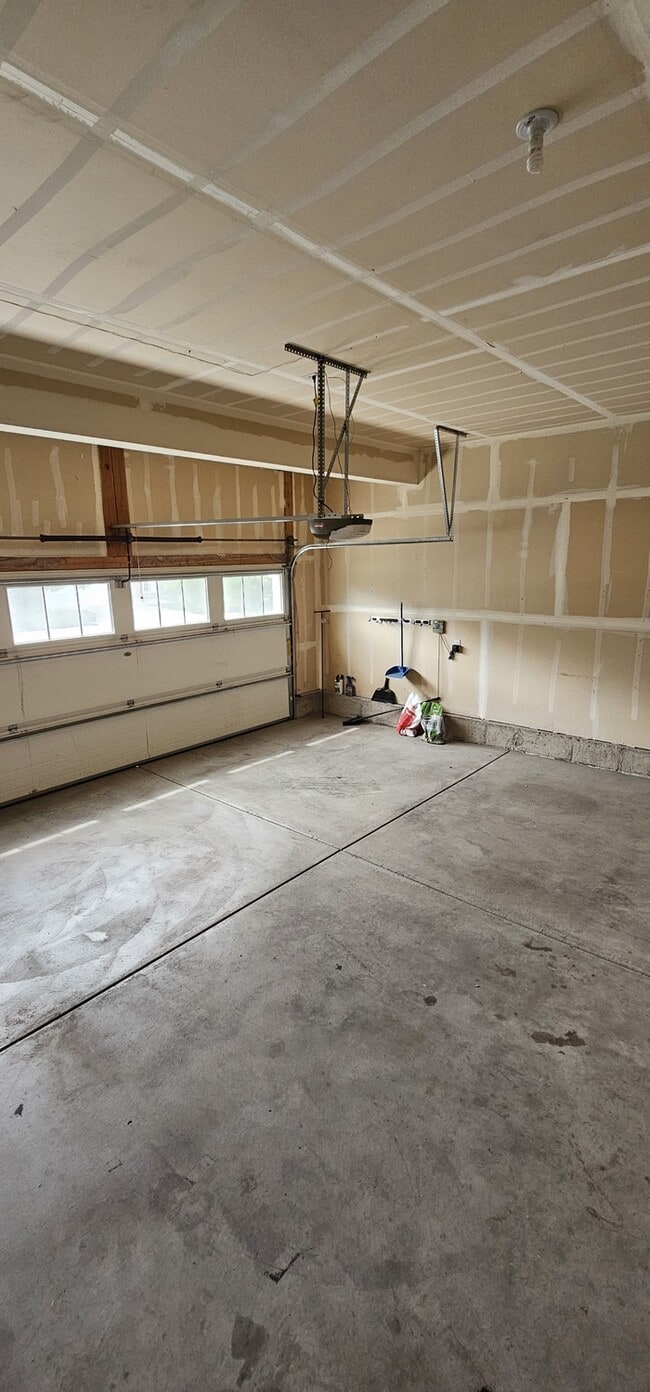 Building Photo - Single Family Home