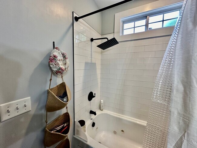 Foto del edificio - 121 E Cottage St