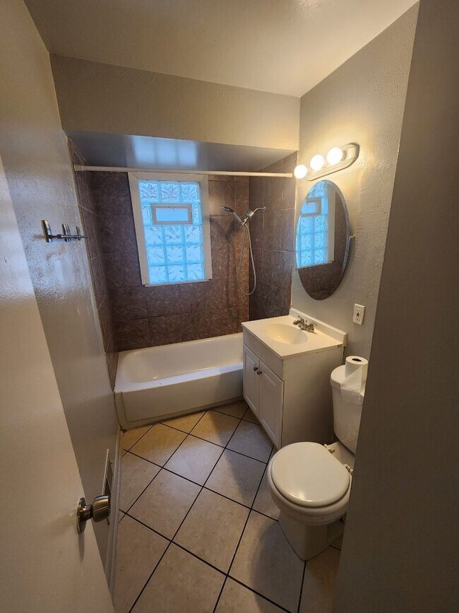 Foto del edificio - 5812-5814 N 93rd St