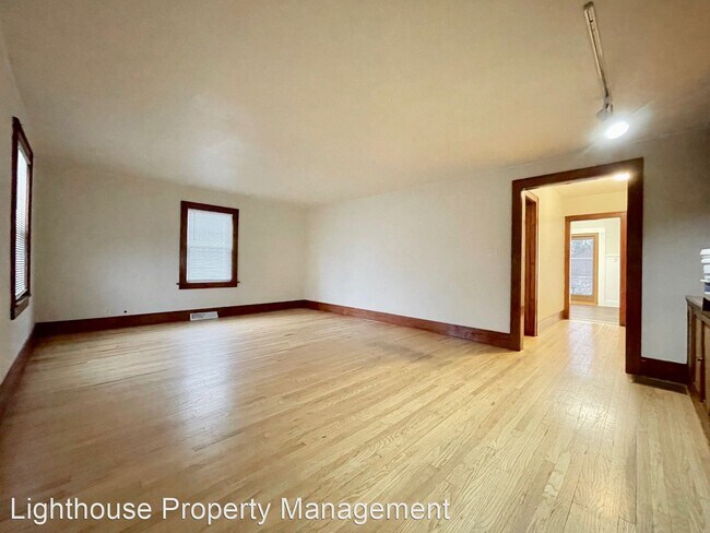 Building Photo - 3 br, 1 bath House - 2033 Rowe Ave NE