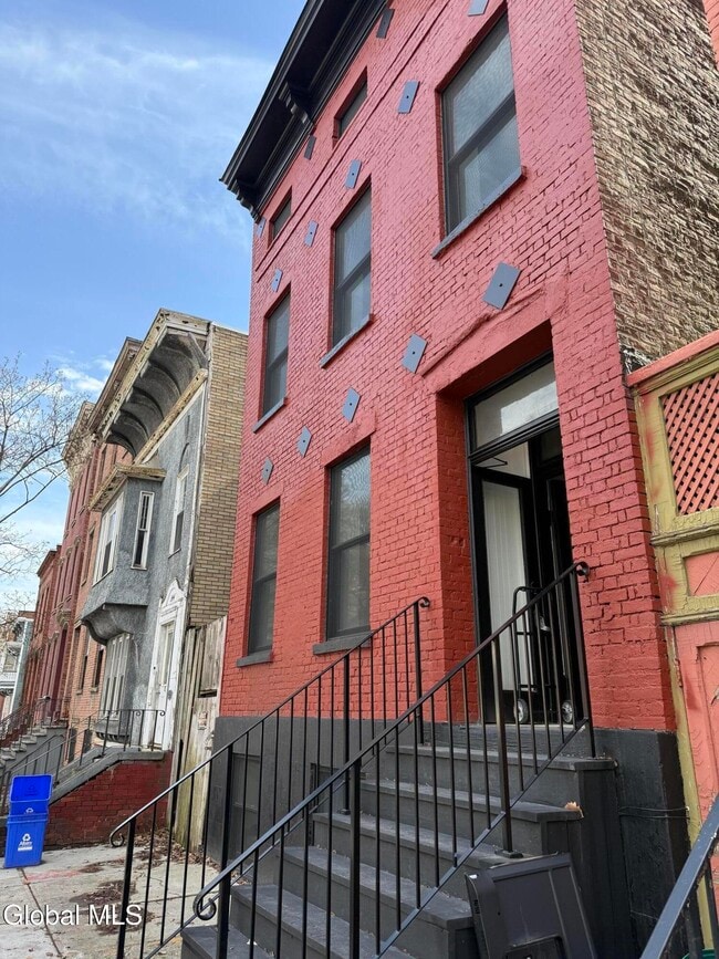Building Photo - 346 Madison Ave