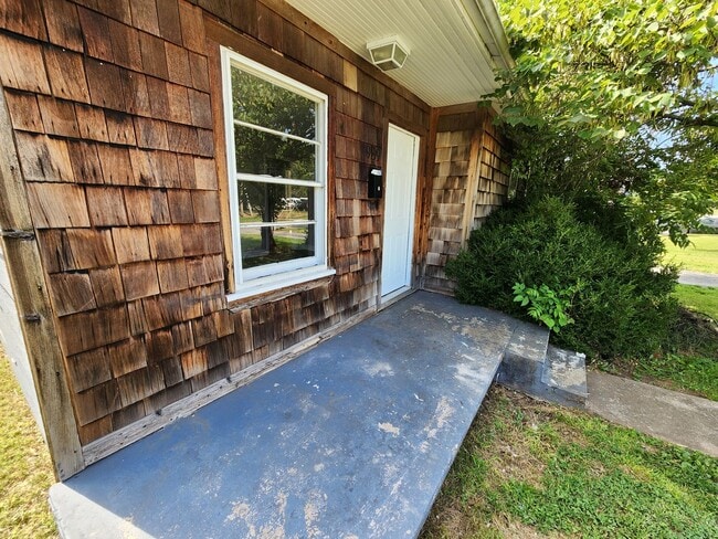 Building Photo - Spacious 2-Bedroom, 1-Bathroom Home AVAILA...