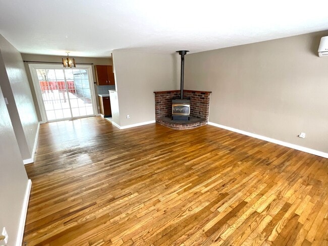 Building Photo - Three bedroom, Two bath House