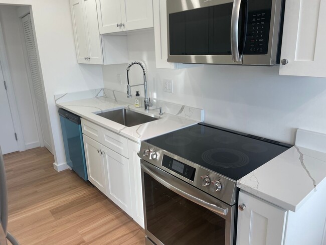 Building Photo - Newly Renovated Condo For Rent in Riverside!