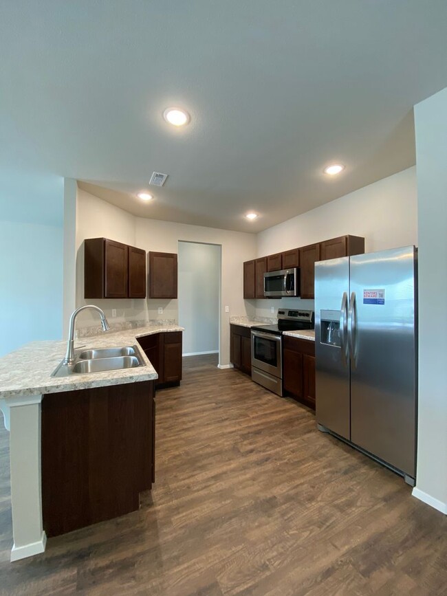 Foto del edificio - **MARCH MADNESS SAVINGS!** Three Bedroom |...