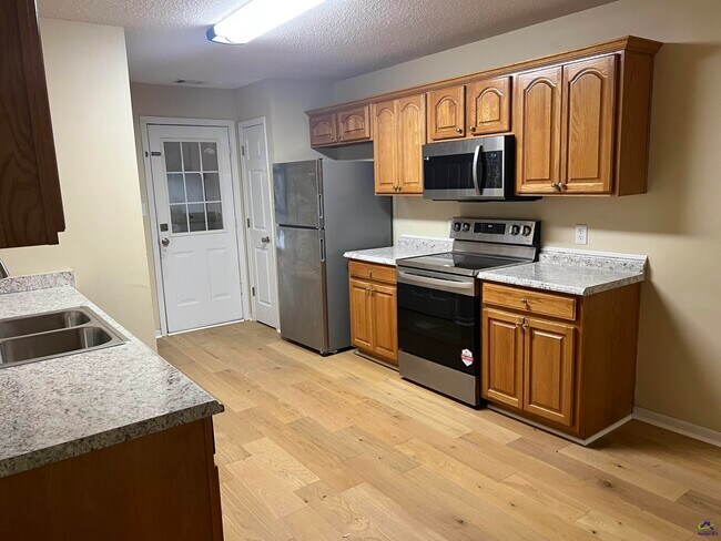 Building Photo - 208 Camelot Pl