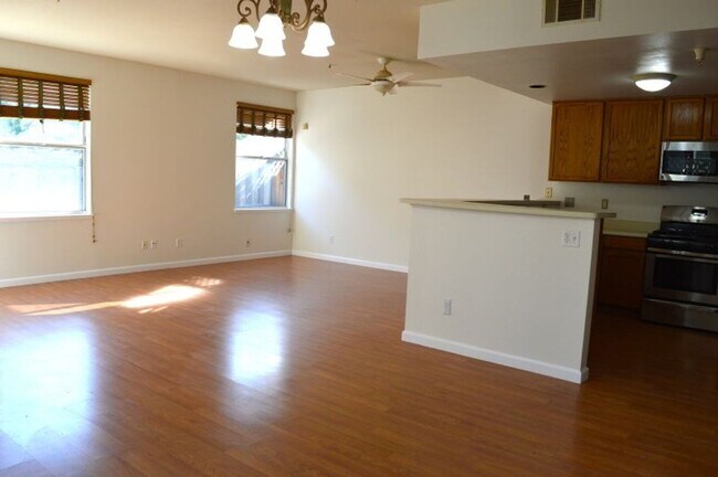 Foto del edificio - Spacious Three-Bedroom Two-Story Townhome with Garage and Private Yard