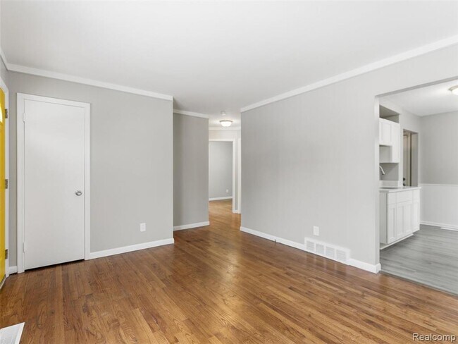 Building Photo - 108 W Kalama Ave