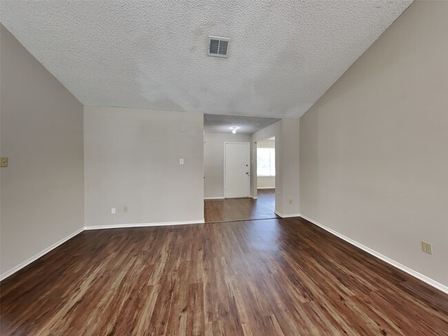 Building Photo - 16302 N Cross Dr