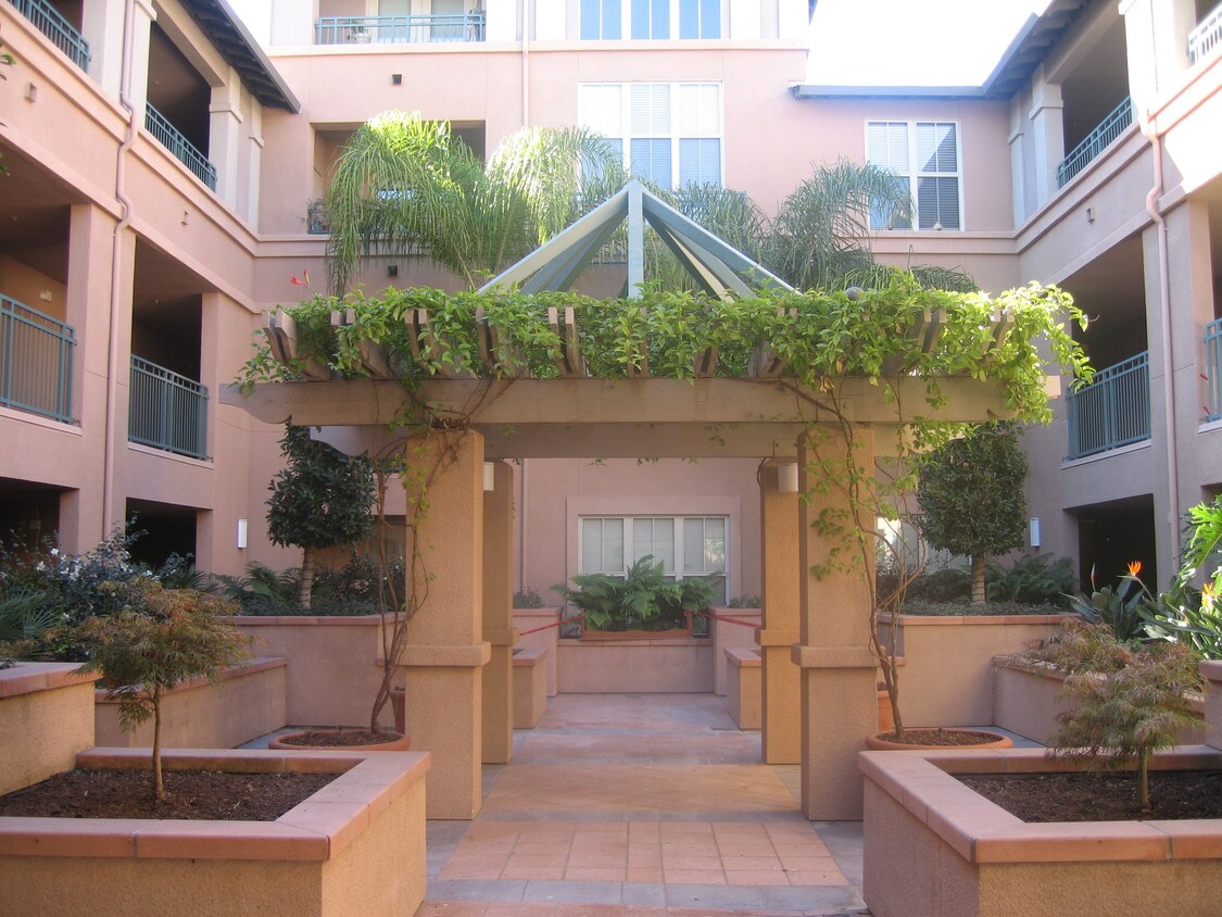 Court Yard - 30 E Julian St