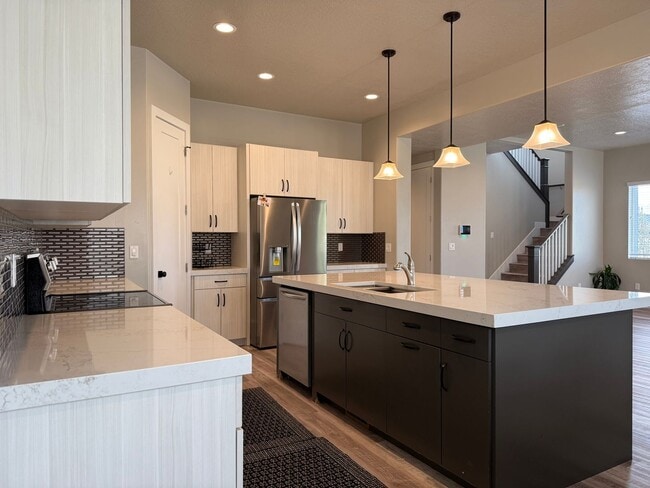 Building Photo - Luxury 7-Bedroom Home with Office, Dayligh...